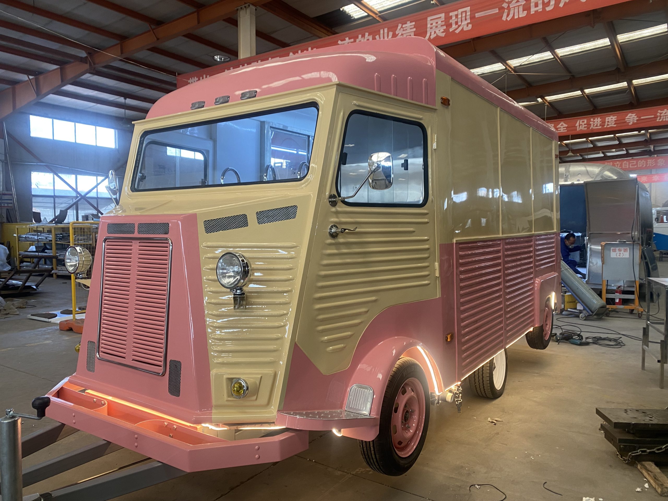 Front angle of Citroën HY coffee and bubble tea food truck